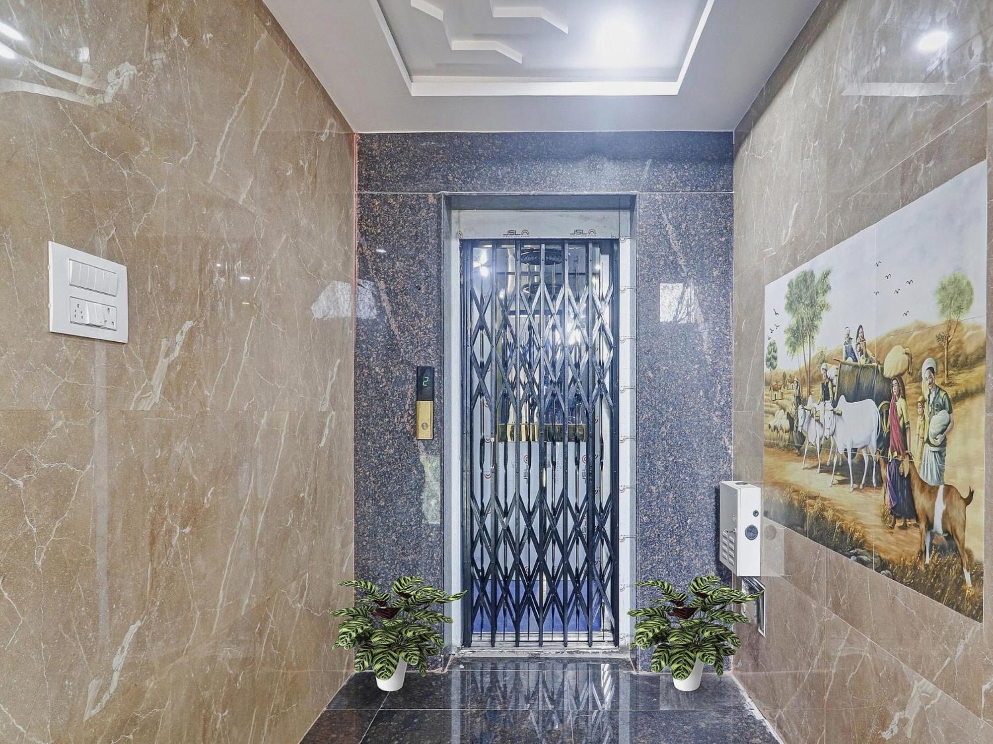 Super Capital O Srinika Inn Gachibowli Exterior photo
